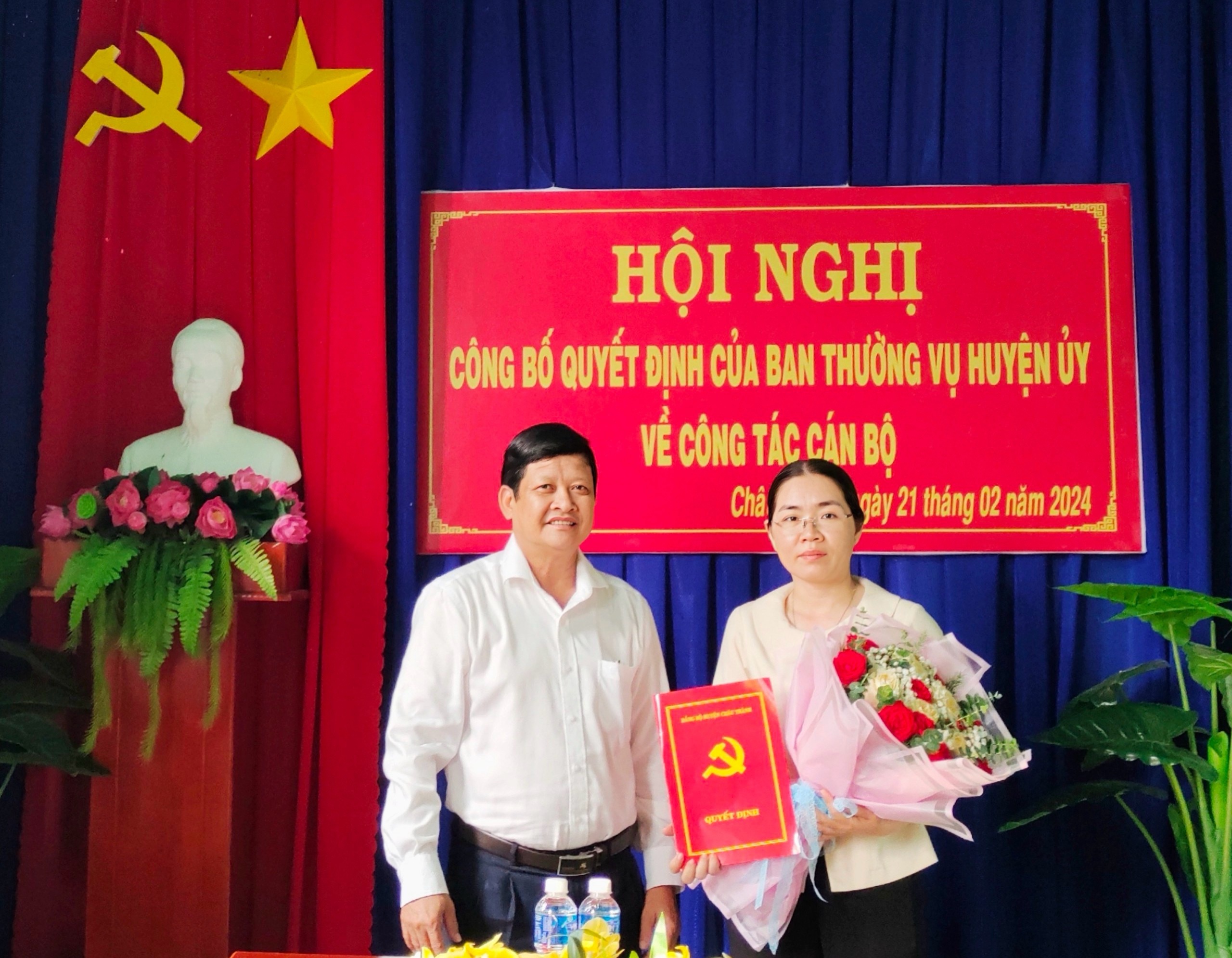 Đồng chí Nguyễn Thành Tiễn - Bí thư Huyện ủy trao Quyết định cho đồng chí Đỗ Kim Hòa.