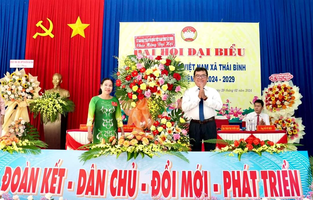 Đồng chí Trương Nhật Quang - Trưởng Ban Dân vận Tỉnh ủy, phụ trách Ủy ban MTTQ Việt Nam tỉnh tặng hoa chúc mừng Đại hội