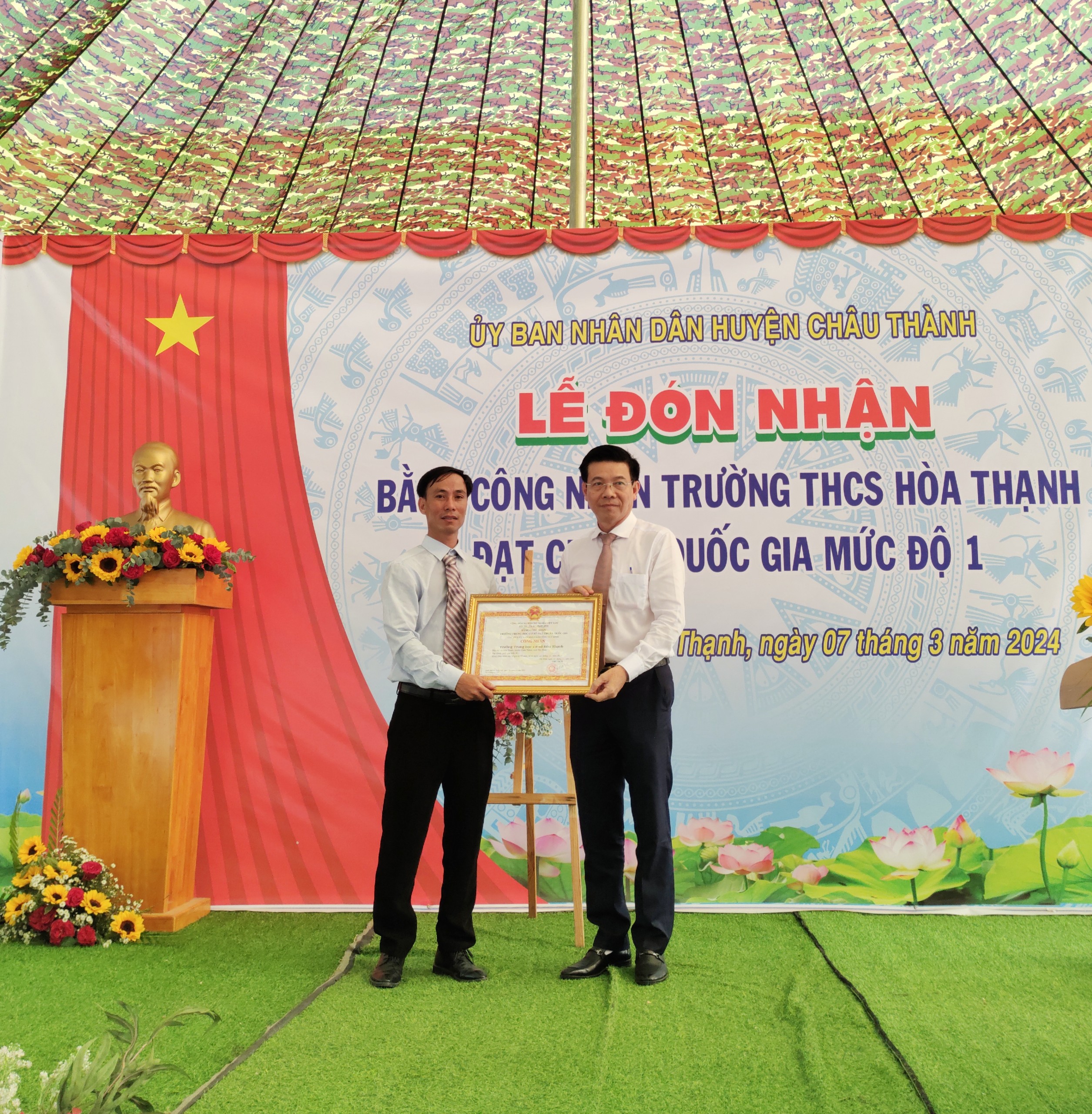 Đồng chí Nguyễn Văn Phước – Giám đốc Sở Giáo dục & Đào tạo tỉnh Tây Ninh đã trao Bằng công nhận Trường đạt chuẩn Quốc gia mức độ 1 cho tập thể Trường THCS Hoà Thạnh, huyện Châu Thành.