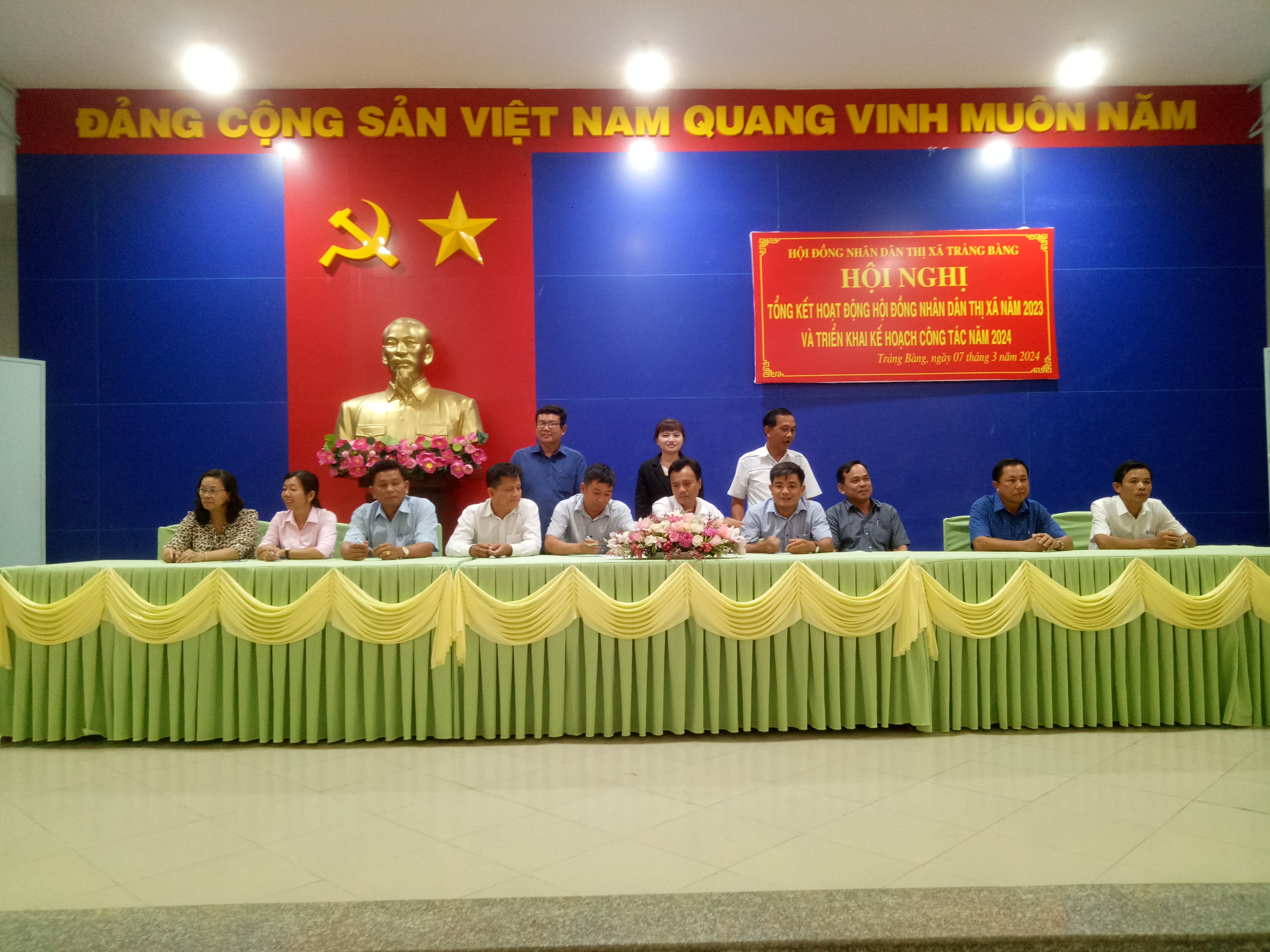 Lãnh đạo Hội đồng nhân dân thị xã Trảng Bàng chứng kiến các đơn vị ký kết giao ước thi đua năm 2024