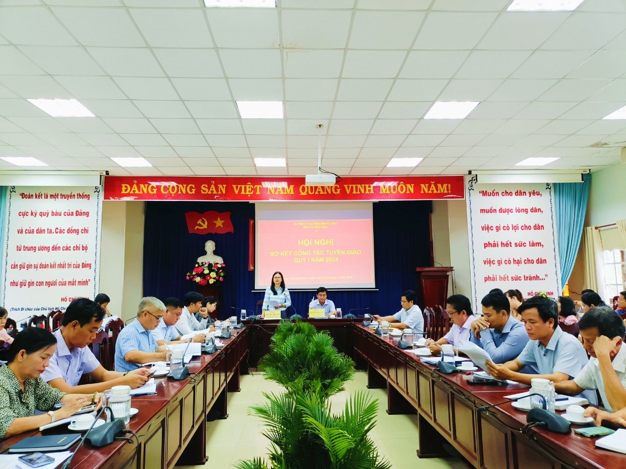 Đồng chí Huỳnh Thị Ái Lê, Trưởng Ban Tuyên giáo Huyện uỷ gợi ý các nội dung thảo luận