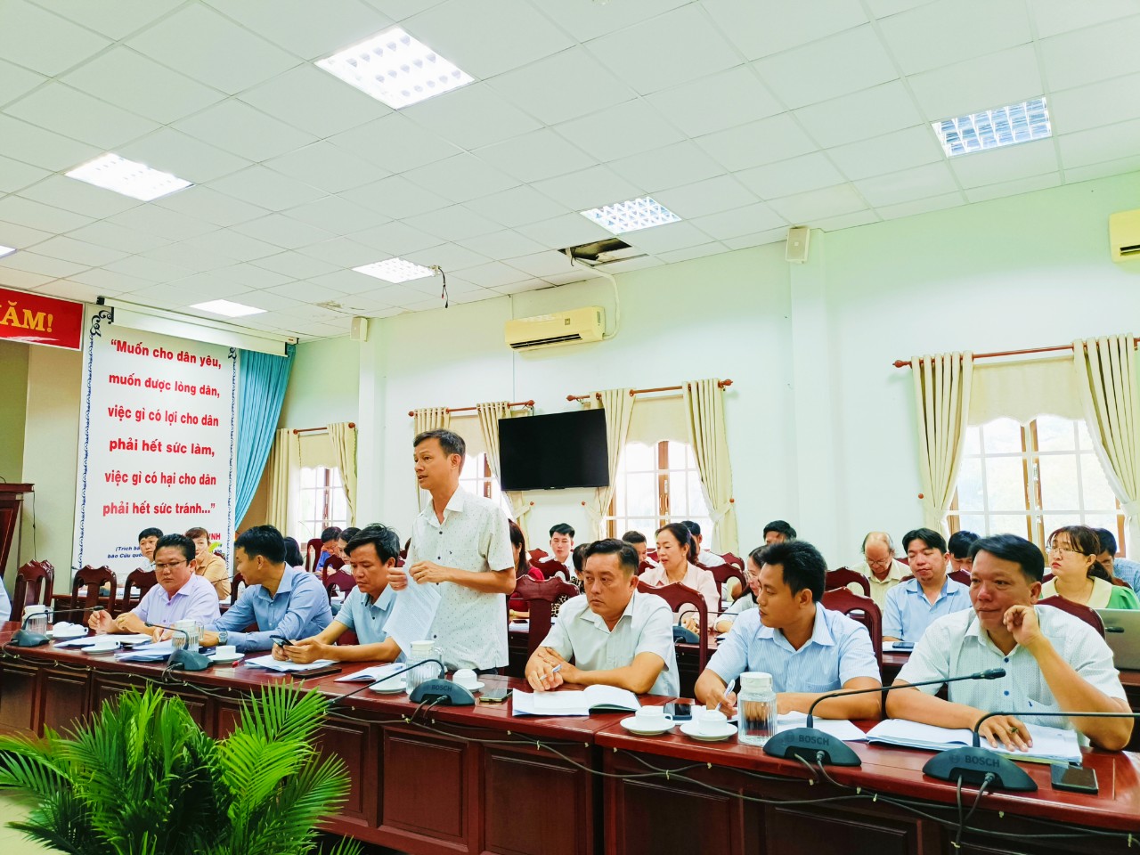Đồng chí Phan Ngọc Hồi, Bí thư Đảng uỷ xã Truông Mít phát biểu thảo luận