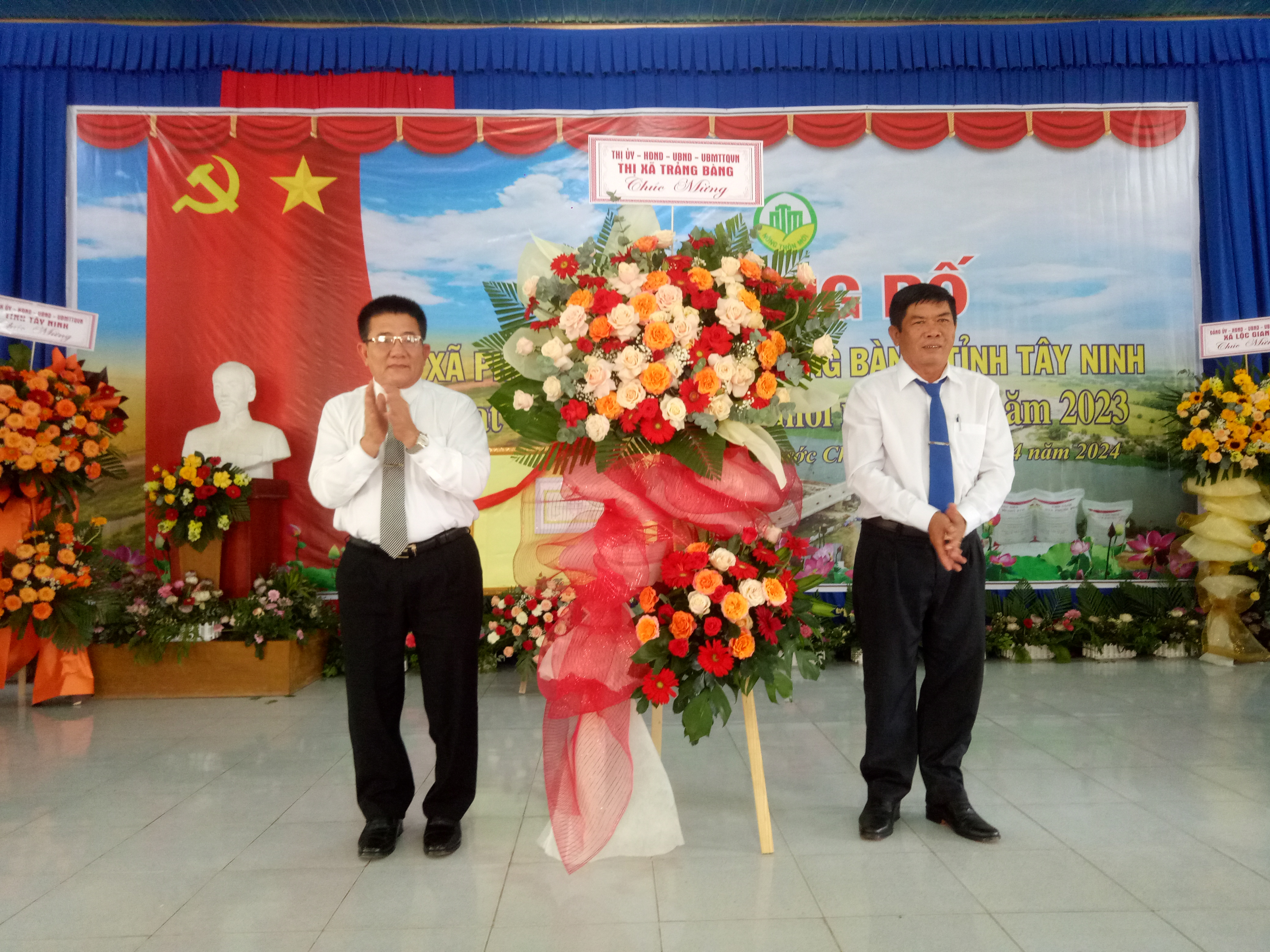 Đồng chí Võ Văn Dũng – Bí thư Thị ủy Trảng Bàng (bên trái) tặng lẵng hoa chúc mừng Đảng bộ, chính quyền và nhân dân xã Phước Chỉ