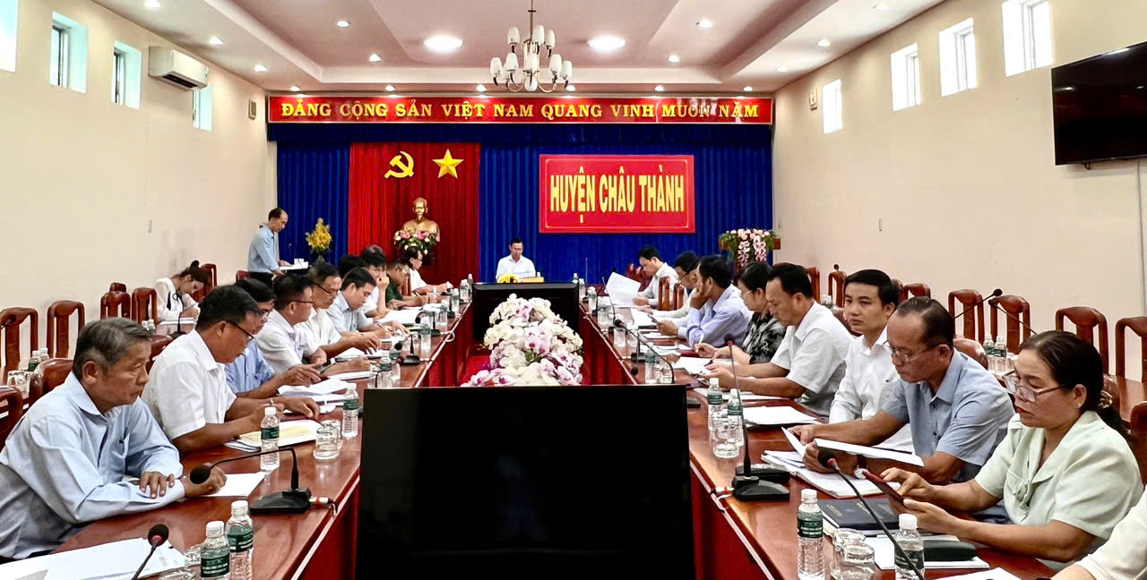 Đồng chí Thân Văn Nhân – Phó Bí thư Thường trực Huyện ủy, Chủ tịch Hội đồng nhân dân huyện chủ trì cuộc họp giao ban định kỳ năm 2024.