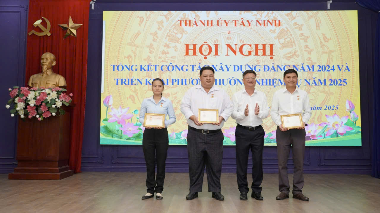 Thành uỷ Tây Ninh - Hội nghị tổng kết công tác xây dựng Đảng năm 2024 và triển khai phương hướng, nhiệm vụ năm 2025