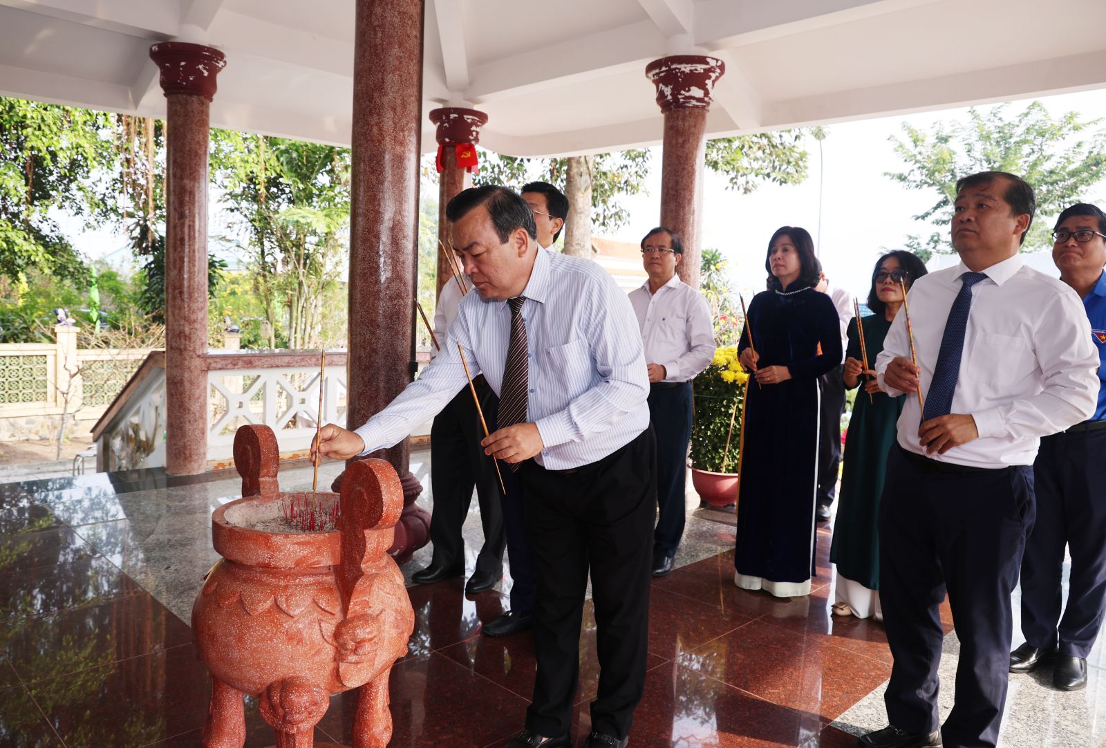 Ban Thường vụ Tỉnh uỷ Tây Ninh dâng hương tại di tích cơ sở Tỉnh uỷ