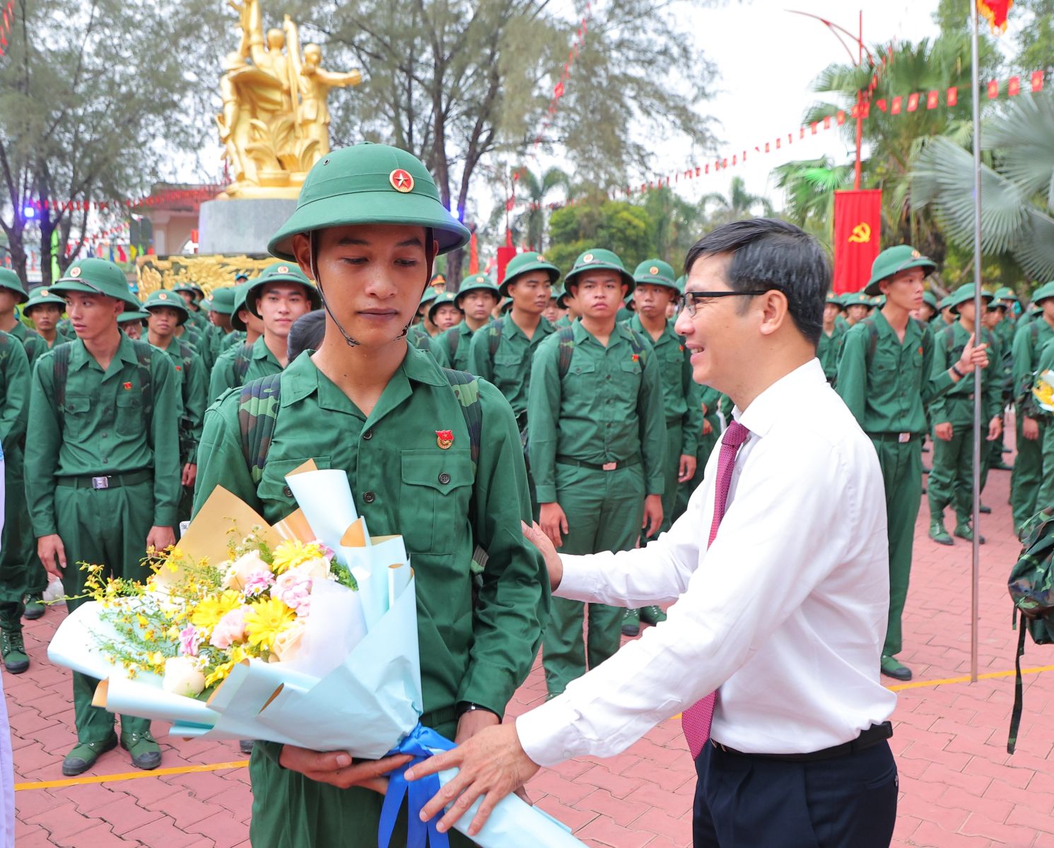 Thanh niên nô nức lên đường nhập ngũ