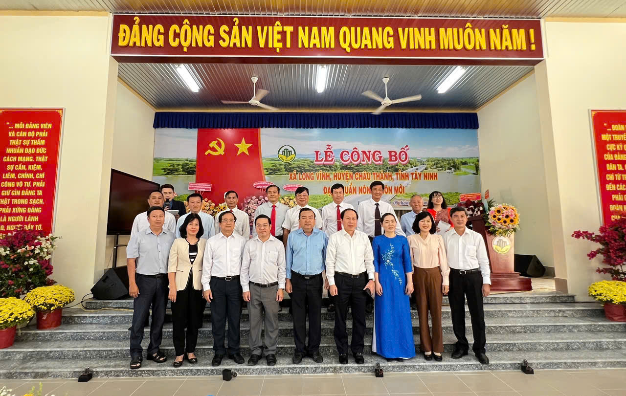 Xã Long Vĩnh, huyện Châu Thành đón nhận Bằng công nhận xã đạt chuẩn nông thôn mới năm 2024.