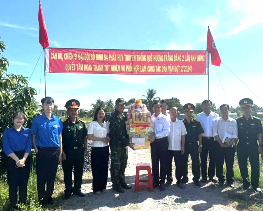 Ban Chỉ đạo thực hiện Quy chế dân chủ ở cơ sở và công tác vận động quần chúng tỉnh Tây Ninh thăm và tặng quà cho cán bộ, chiến sĩ Đại đội Bộ Binh 54