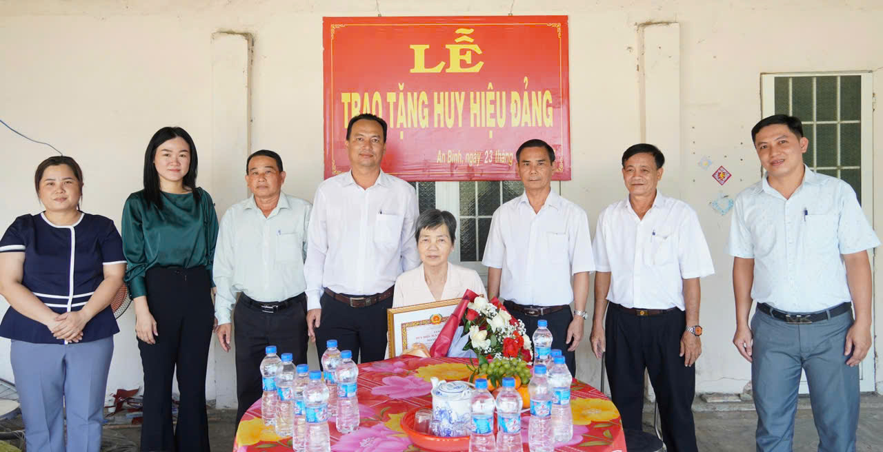 Đồng chí Thân Văn Nhân - Phó Bí thư Thường trực Huyện ủy trao Huy hiệu 50 năm tuổi Đảng cho đảng viên Nguyễn Thị Sương, Đảng bộ xã An Bình.