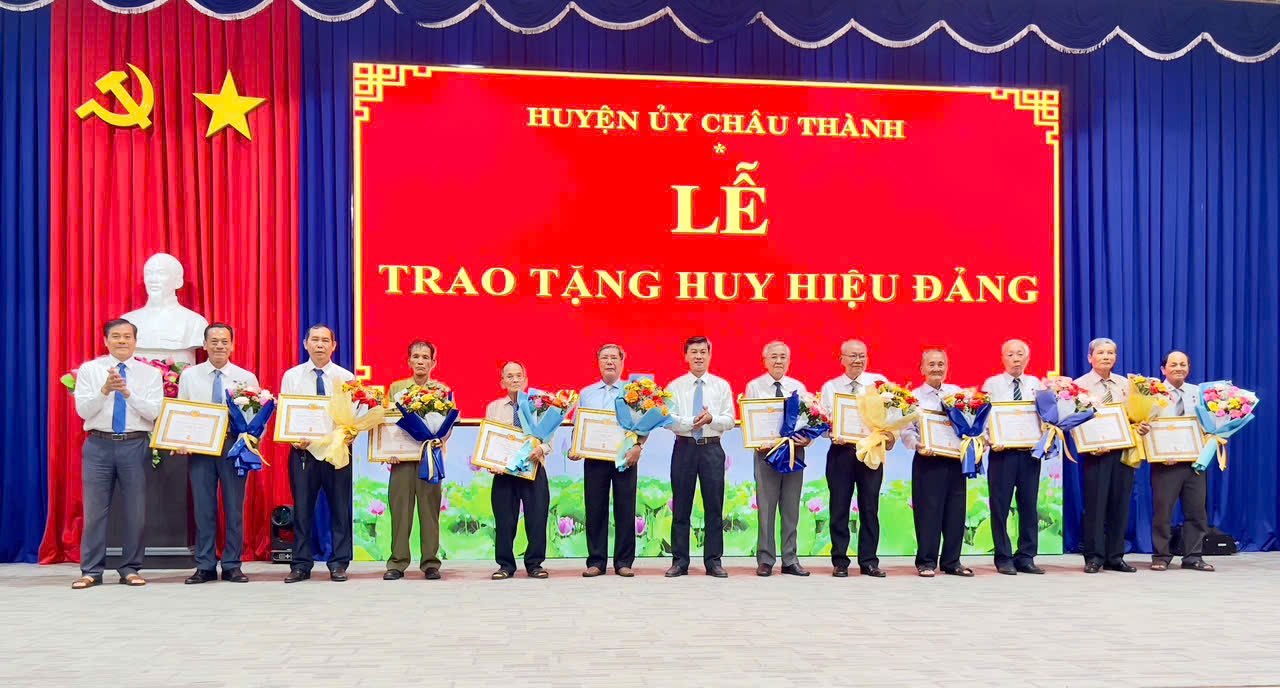 Đồng chí Trương Văn Hoàn - Tỉnh ủy viên, Bí thư Huyện ủy trao tặng Huy hiệu Đảng đợt 03/02 và đợt 19/5 cho đảng viên trong Đảng bộ huyện Châu Thành.