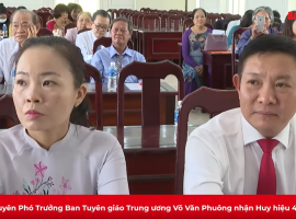 Nguyên Phó Trưởng Ban Tuyên giáo Trung ương Võ Văn Phuông nhận Huy hiệu 45 năm tuổi Đảng