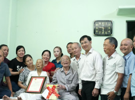 Bí thư Tỉnh uỷ thăm, tặng quà công dân tròn 100 tuổi trên địa bàn TP. Tây Ninh