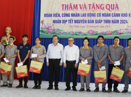 Đoàn ĐBQH tỉnh Tây Ninh tặng quà cho công nhân lao động khó khăn