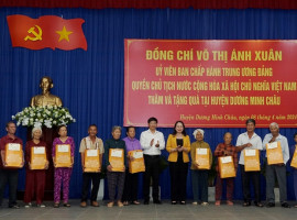 Quyền Chủ tịch nước Võ Thị Ánh Xuân tặng quà tại Huyện Dương Minh Châu