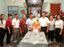 Phó Bí thư Tỉnh uỷ Nguyễn Mạnh Hùng thăm, tặng quà gia đình chính sách